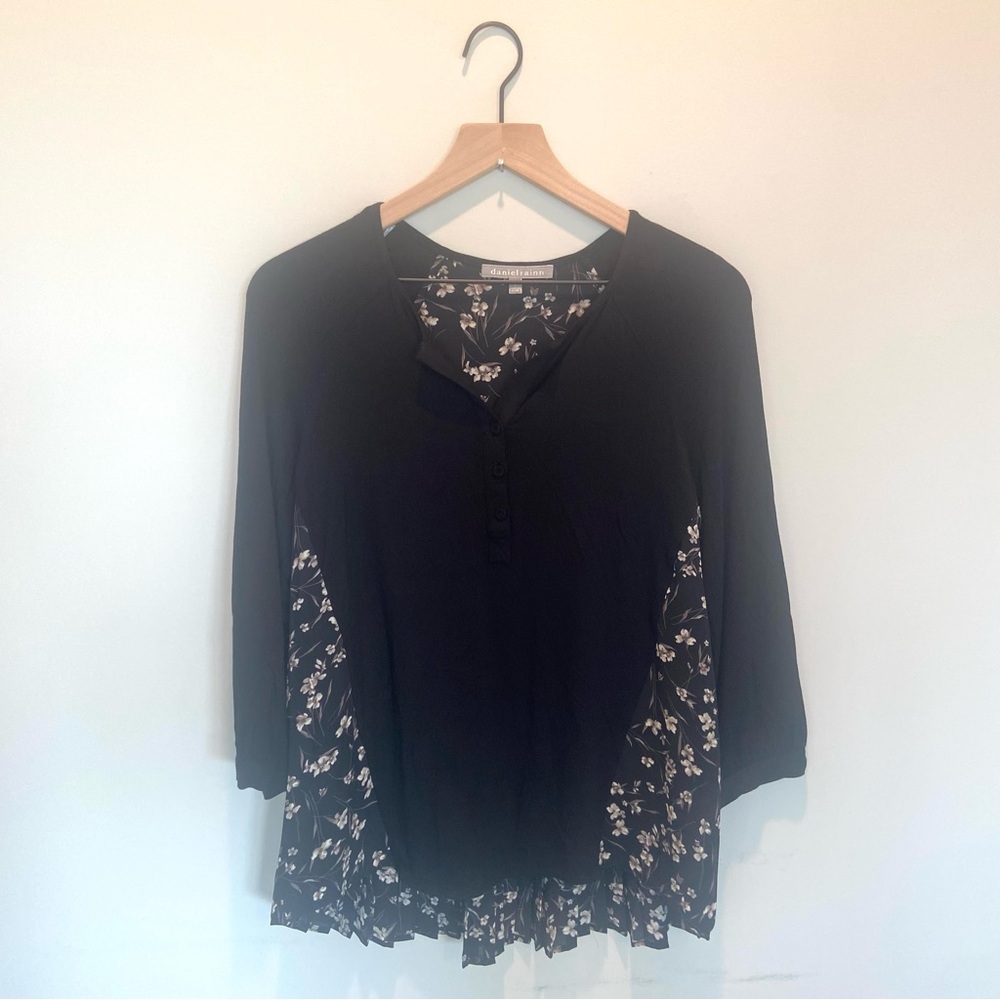 Daniel Rainn black Blouse with 3/4 Sleeves Pleated Back